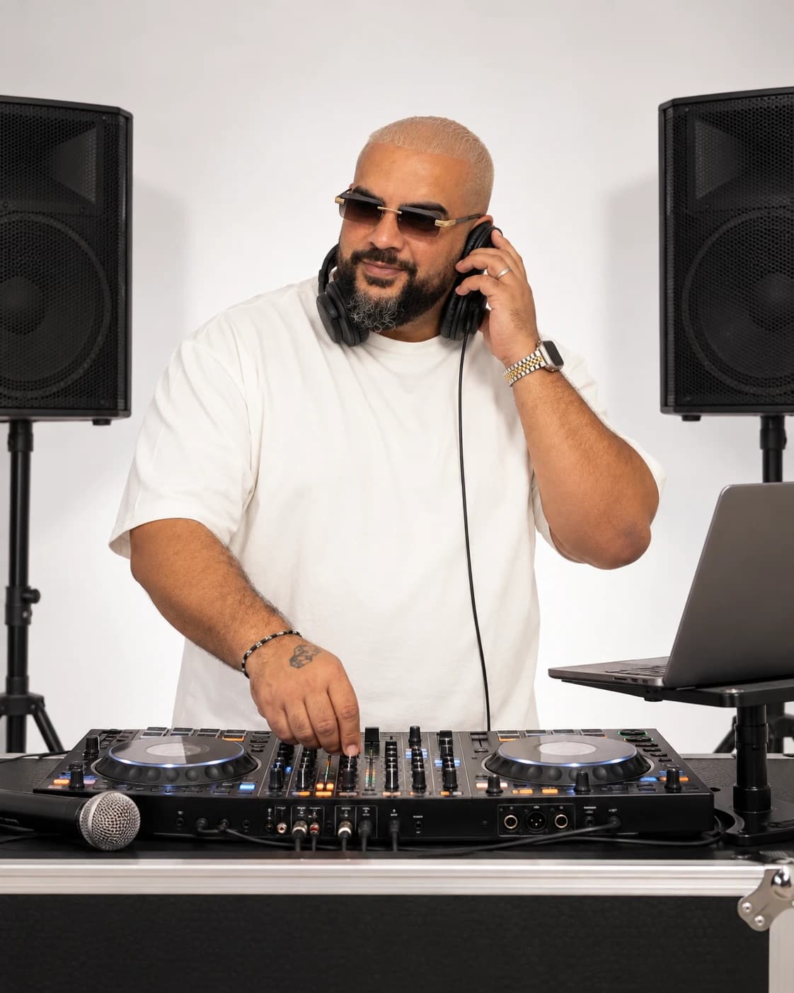 DJ Kais Ben mit Basic DJ- und Soundequipment