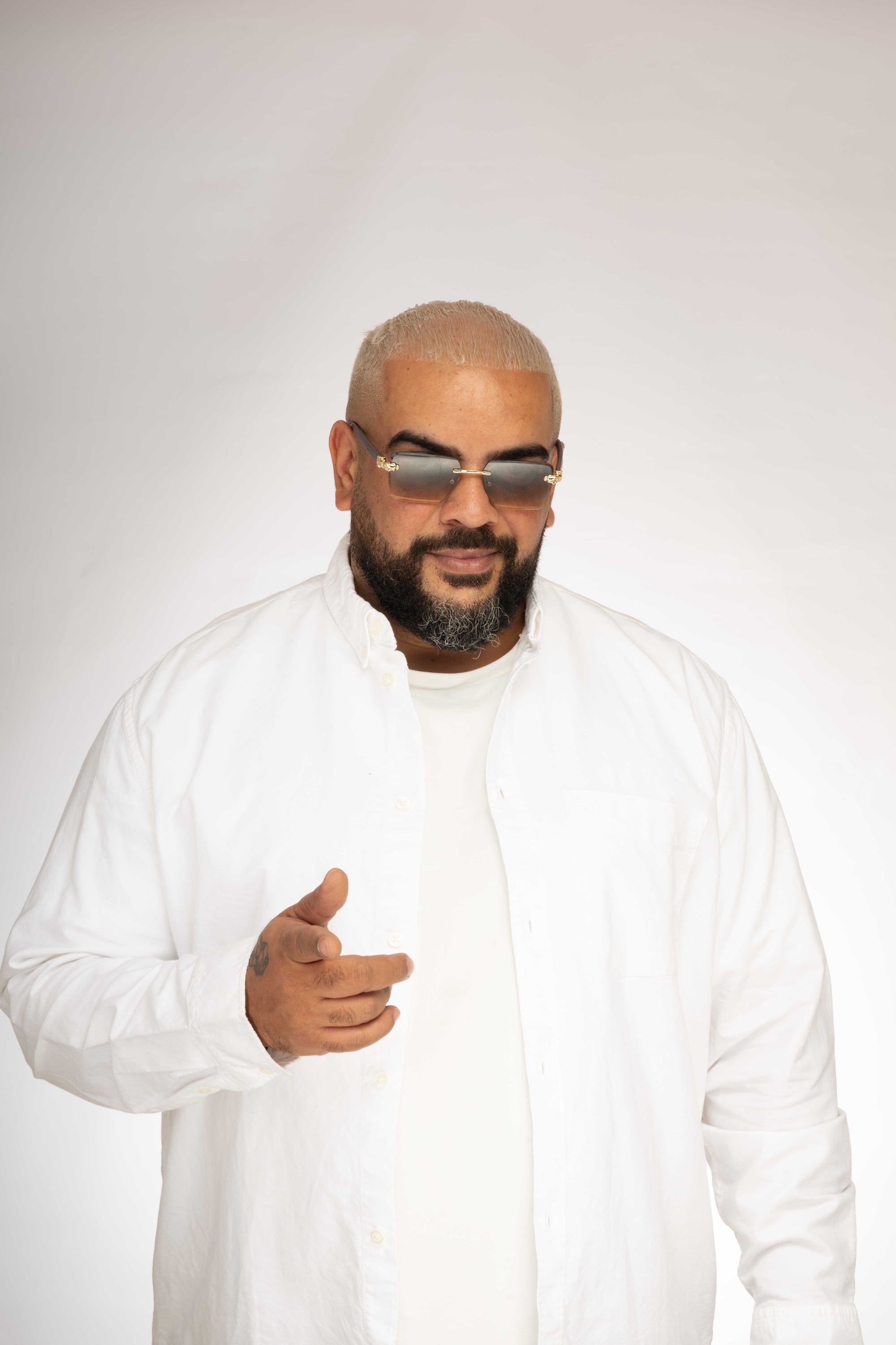 Kais Ben in weissem Hemd und Sonnenbrille zeigt auf die Kamera